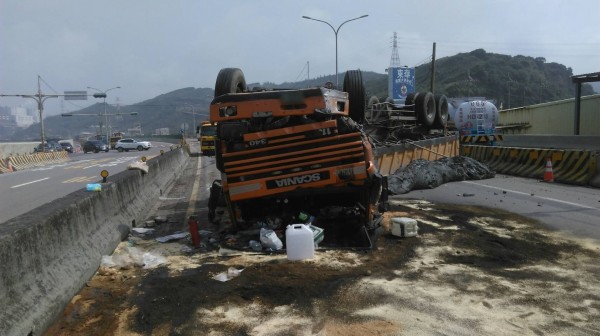 砂石車為閃避違規車輛失控翻覆。（記者曾健銘翻攝）