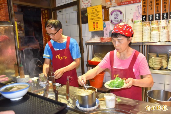 親力親為的游志成、彭瑞琴夫婦，期待17日暫時熄燈後，未來有一天由下一代接手再重出江湖。（記者李容萍攝）