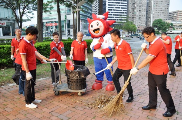 大遠百員工當志工，協助整理社區。（業者提供）