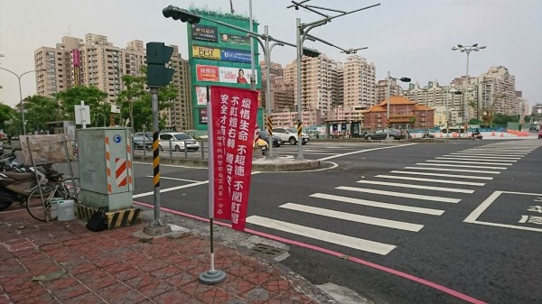 「高雄式左轉」違規案件多，警方放置紅布條加強宣導取締。（記者方志賢翻攝）