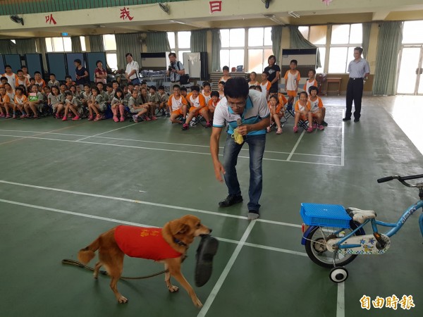 南市動保處今日在鹽水國小辦理動保宣導，加深學生動物保護觀念。（記者王涵平攝）