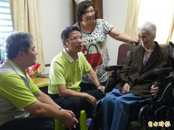 宜蘭縣府社會處和宜蘭市公所今天上午拜訪宜蘭市高齡103歲的人瑞賴陳玉蘭。（記者簡惠茹攝）