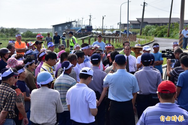 鄉民不滿五結抽水站及二結排水閘門未關，造成慘重災情，今動員近百位居民包圍抽水站抗議。（記者張議晨攝）