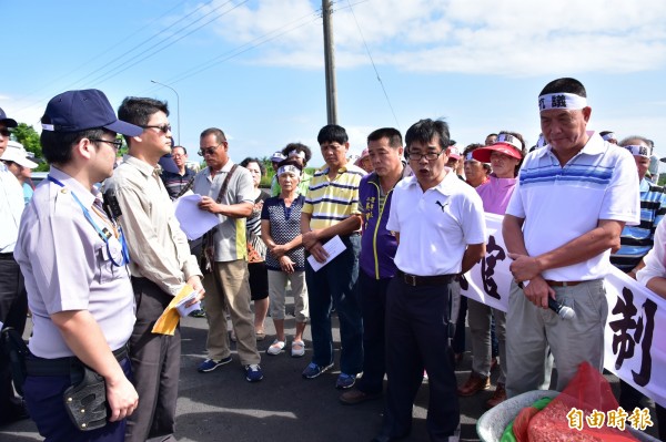 鄉民不滿五結抽水站及二結排水閘門未關，造成慘重災情，今動員近百位居民包圍抽水站抗議，五結鄉長簡松樹（右二）代表陳情。（記者張議晨攝）