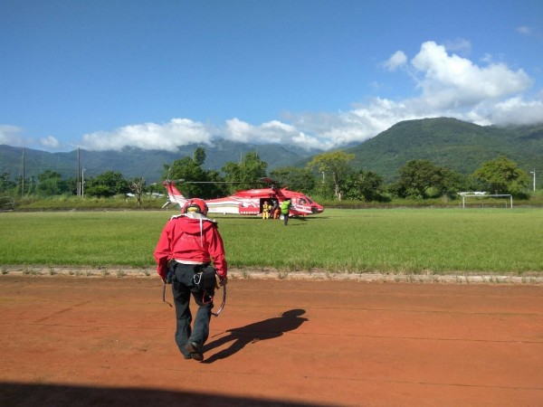 3名攀登馬博橫斷的登山客，遇到1013大豪雨受困山區，今天搭黑鷹直升機下山。（花蓮縣消防局提供）