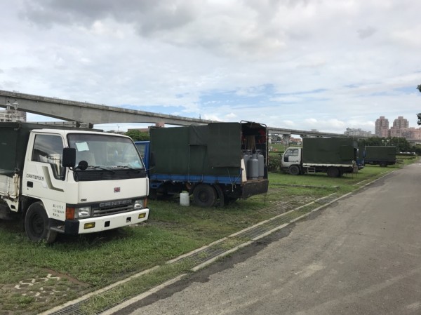 不肖瓦斯業者在新北市三重荷花公園停車場私灌瓦斯。（記者王宣晴翻攝）  