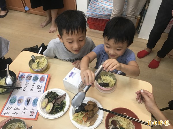 鷺江非營利幼兒園學童午餐大啖切仔麵與有機蔬菜。（記者葉冠妤攝）