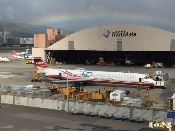 遠東航空驚傳飛機擦撞，導致國內線航班嚴重延誤。（記者陳宜加攝）