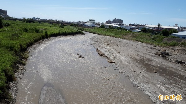 經過日前連續豪雨，暴漲的溪水把王江寅剩下的土地都沖掉了。（記者黃明堂攝）