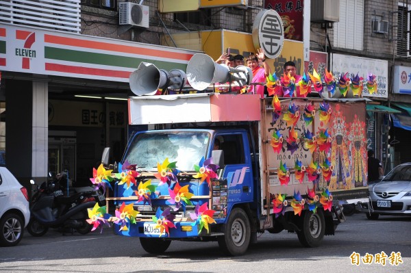 恆春鄉親以世大運花車遊行方式迎接，恭喜選手為恆春爭光。（記者蔡宗憲攝）