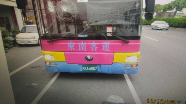 616公車車窗被鄭男砸毀。（記者張軒哲翻攝）