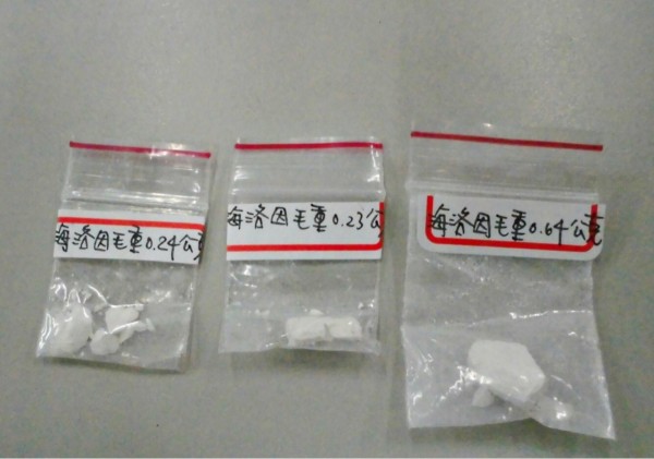 警方查扣3小包毒品，立即上銬帶回偵辦。（記者黃良傑翻攝）