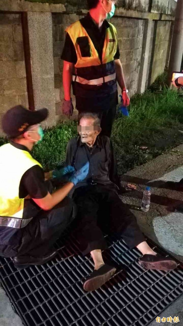 高齡90歲的鍾姓老翁倒臥路口，警消獲報到現場一問，才知家住三峽的老阿公，外出散步迷了路，從白天走到黑夜走了10公里的路，累壞了。（記者余衡攝）