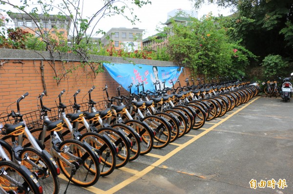 oBike苗栗首站點，選在育達科大校門口旁設置，共提供50輛單車。（記者鄭名翔攝）