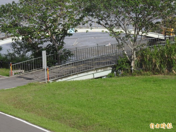 搶匪經過小橋，朝河邊逃跑。（記者王宣晴攝）