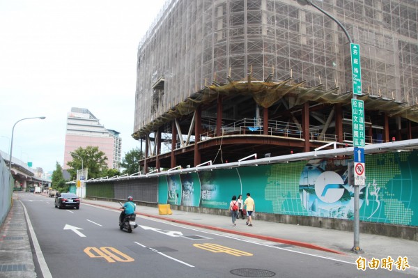 遠雄提出交通配套，大客車進場下客位置為大巨蛋園區北側菸廠路，設置2席大客車臨時停靠區，再從北邊進入地下停車場出入口到停車場。（記者鍾泓良攝）