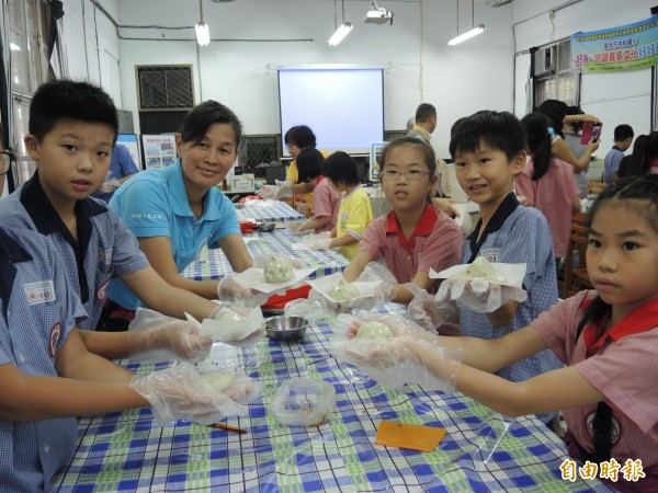 小朋友DIY各式客家點心。（記者翁聿煌攝）