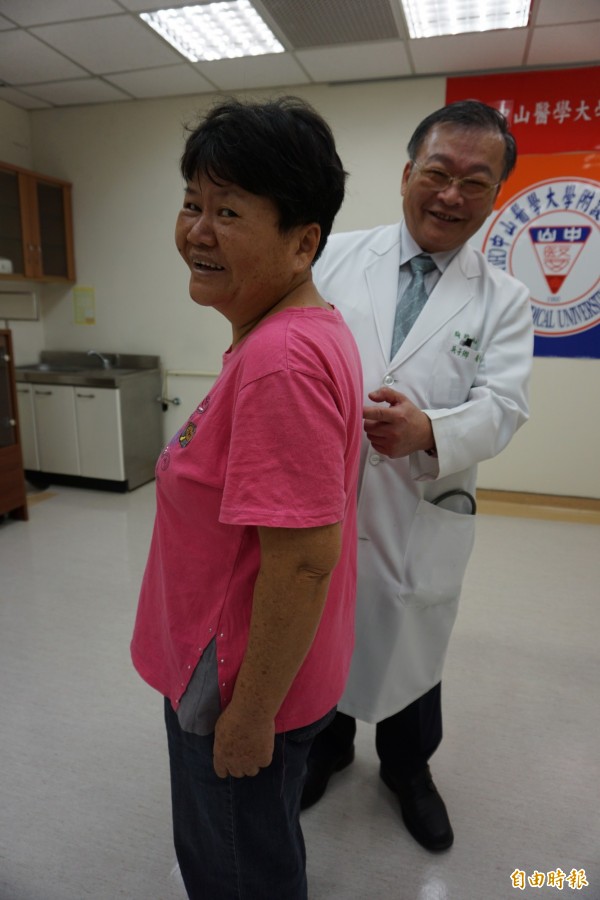 醫師吳子卿從盧婦背後以插入射頻針高溫消融腫瘤，進行無創射頻消融腫瘤。（記者蔡淑媛攝）   