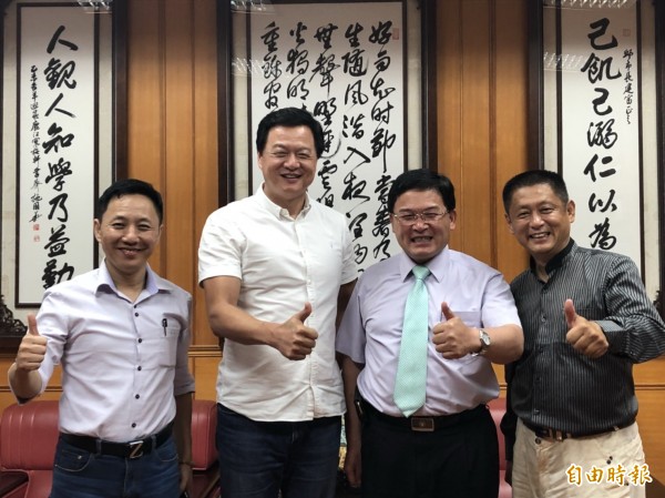 周錫瑋（左2）今天拜會彰化市長邱建富（右2），雙方相見歡。（記者湯世名攝）