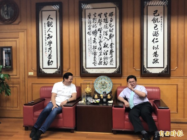 周錫瑋（左）今天拜會彰化市長邱建富（右），雙方相見歡，並就市政建設交換意見。（記者湯世名攝）