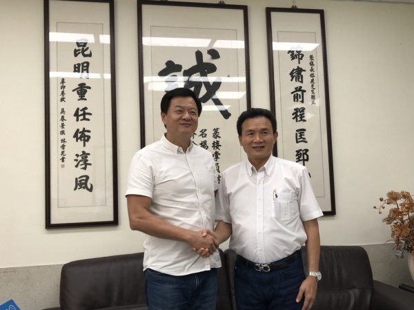 周錫瑋（左）今天拜會員林市長張錦昆（右），兩人相見歡。（記者湯世名翻攝）