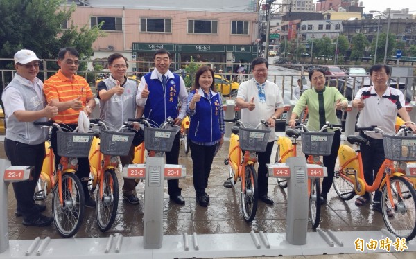 楊梅區也有YouBike！首批租賃站今天在楊梅火車站前由市長鄭文燦等人主持啟用典禮。（記者李容萍攝）