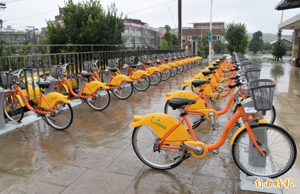 楊梅區也有YouBike！圖為位於楊梅火車站前的首批租賃站。（記者李容萍攝）