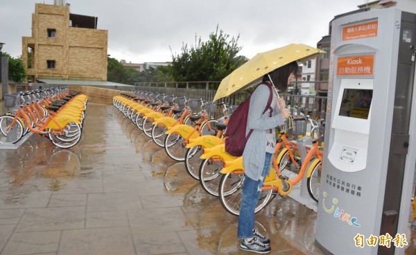 楊梅區也有YouBike！圖為位於楊梅火車站前的首批租賃站。（記者李容萍攝）