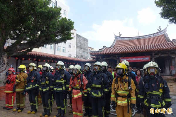 鹿港龍山寺消防演練，大批消防員展現成果。（記者劉曉欣攝）