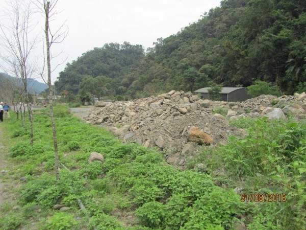 曹姓及黃姓男子涉嫌侵占國有山坡林地，遭地檢署起訴。（記者林敬倫翻攝）