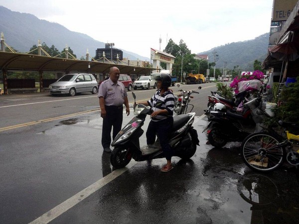 高雄警方勸導山區民眾在市區騎車時務必遵守交通法規， 避免害人又害己。（記者黃佳琳翻攝）