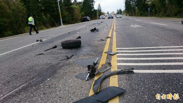 散落物延綿數十公尺，還集中另一輛路過自小客車。（記者劉禹慶攝）