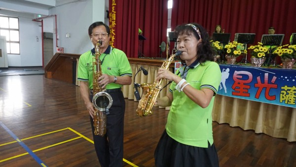 台中市星光薩克斯風樂團到富春國小舉辦音樂會。（圖由富春國小提供）