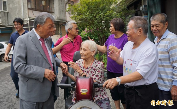 新竹縣長邱鏡淳今天到竹東鎮祝賀百歲人瑞，101歲的徐葉順妹（中）長年茹素，每天早上騎三輪代步機車，逛中央市場2個小時當作運動。（記者廖雪茹攝）