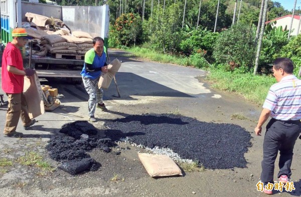 南投縣竹山鎮公所推出「路平」專案，清潔隊員發現路面出現坑洞問題，便立即展開修補工作，期盼建醮期間減少交通意外發生。（記者謝介裕攝）