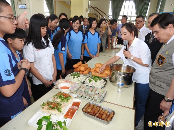 越南籍的周媚（持麥克風者）也是埔里國中家長，特別製作家鄉道地美食，向同學、扶輪社友做精闢講說。（記者佟振國攝）