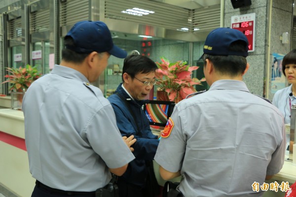 現場模擬一名民眾接到詐騙電話，到銀行取款，在警察勸說下才避免被騙。（記者鄭名翔攝）