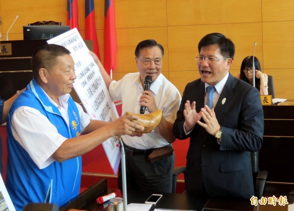 議員李榮鴻（左）、楊正中（中）要求市長林佳龍（右）擲筊請示媽祖，大安媽祖園區要不要做雕像。（記者張菁雅攝）