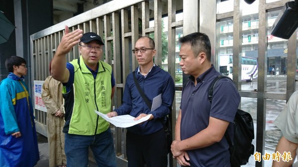 基隆市議員林明智（右）爭取八堵路、源遠路口至水源路13號長約150公尺路段電桿下地，基隆市政府、台電表示，已在相關配套上達成共識，近期就會提出電桿下地的規劃方案。（記者林欣漢攝）