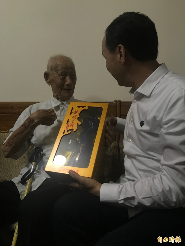 101歲淡水人瑞李昭麟今天從新北市長朱立倫手中接下高粱紀念酒，直呼「送到我心坎裡了」！（記者葉冠妤攝）