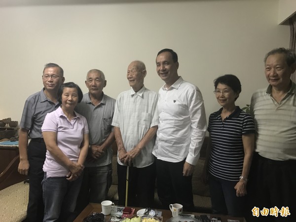 新北市長朱立倫與101歲人瑞李昭麟一家人合照。（記者葉冠妤攝）