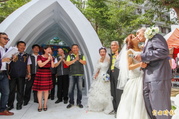 台中6對結婚超過50年的長輩今天穿婚紗圓夢，婚禮上熱情獻吻表心意。（記者陳建志攝）