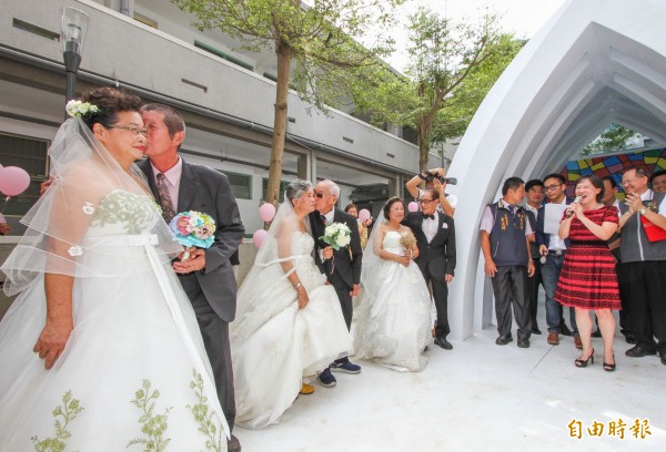 台中6對結婚超過50年的長輩今天穿婚紗圓夢，婚禮上熱情獻吻表心意。（記者陳建志攝）