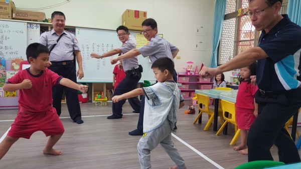 吳東林將軍退休，教玉井國小學生打八極拳，連玉井分局長都來踢館。（記者黃文瑜翻攝）