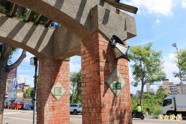 上公園內部燈具多已毀損，既無法凸顯地標功能，也有安全疑慮。（記者鄭名翔攝）