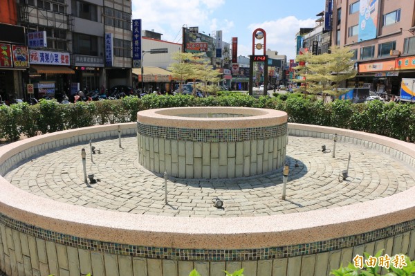 頭份上公園的噴水池因地震而導致管路破裂，早無法正常使用。（記者鄭名翔攝）