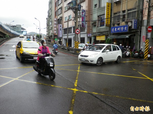 基隆孝四路車輛迴轉上橋易發生危險。（記者盧賢秀攝）