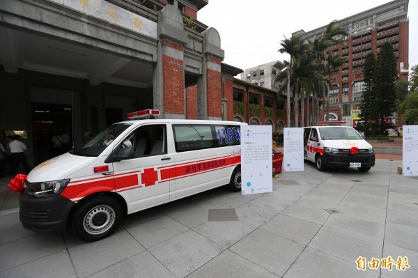 多位市民感謝消防人員為民服務的熱誠，特別捐贈消防局救護車。（記者王駿杰攝）