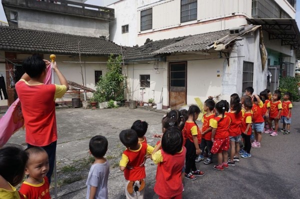 圳堵國小附設幼兒園小朋友沿著學校附近的巷道小徑追尋鳥的蹤跡。（圖由圳堵國小提供）