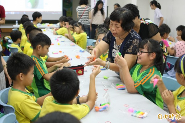 藝師許秀貞教公明國小學生捏麵人。（資料照，記者張軒哲攝）